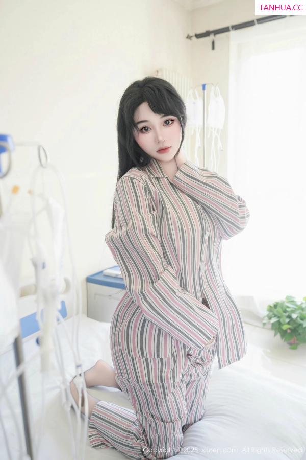   [XiuRen]高清写真图 2025.08.14 No.10648 汐汐爱吃草莓 舌吐莲花第9张图片